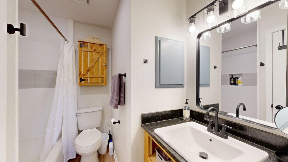 Building Photo - 608 Navarro Dr