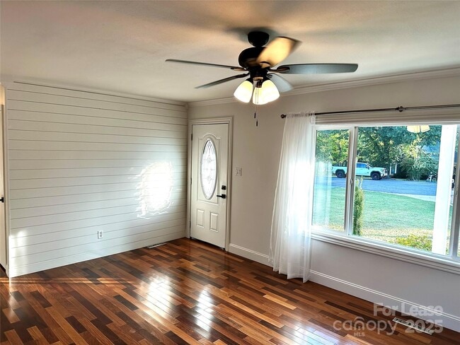 Building Photo - 2054 Hickory Hills Dr