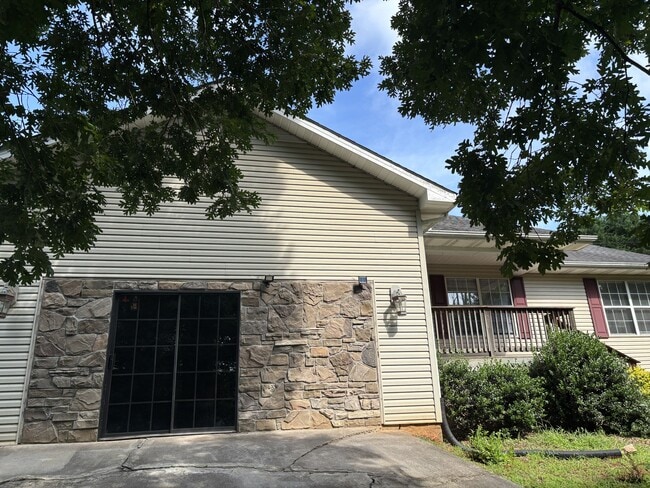 Building Photo - 119 N Clover Hill Ridge Rd