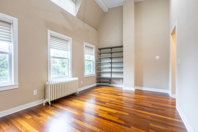 Building Photo - Beautiful 4 BR/3.5 BA Townhome in Cathedra...