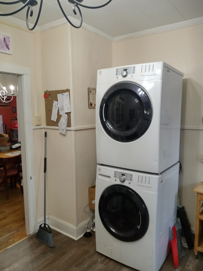 Laundry in kitchen - 27 Upper Welden St