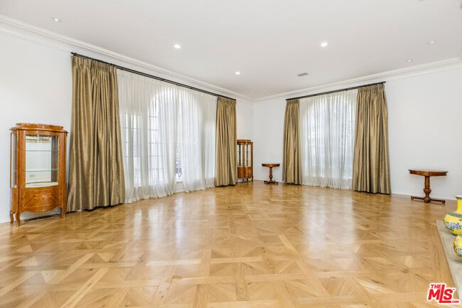 Building Photo - 709 N Maple Dr