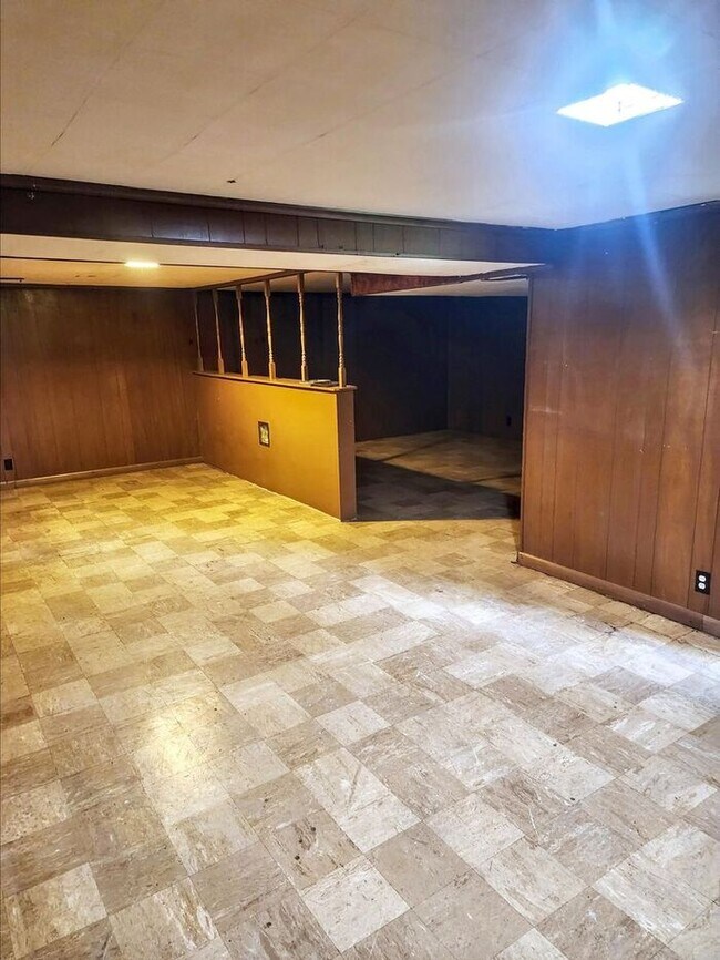 Building Photo - Charming 3-Bedroom Home with Fenced Yard /...
