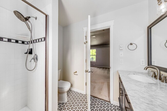 Building Photo - Beautiful Downtown Home