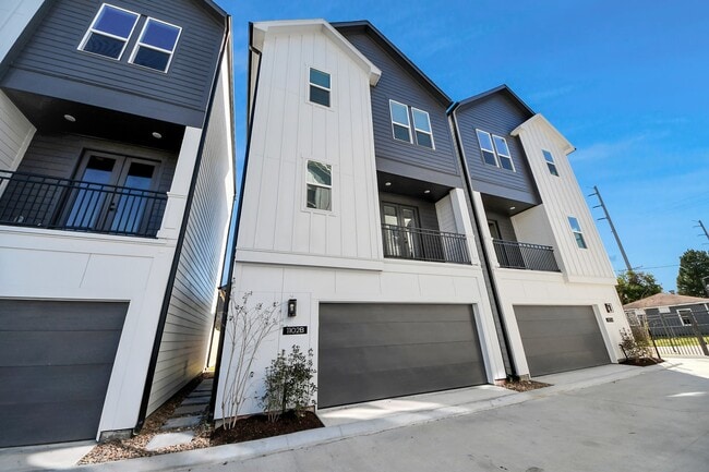 Building Photo - 1104B Mansfield St