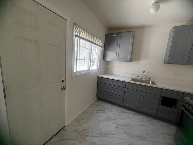 Building Photo - 819 Alta Vista N Blvd