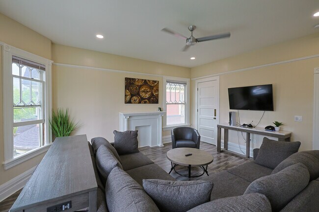 Building Photo - 910 W 23rd St