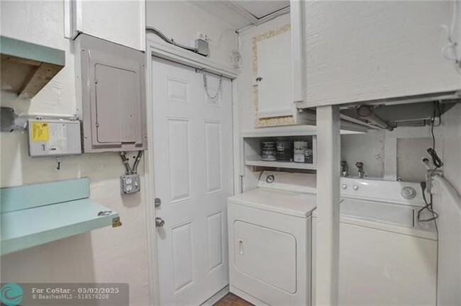 Building Photo - 450 NE 58th Ct