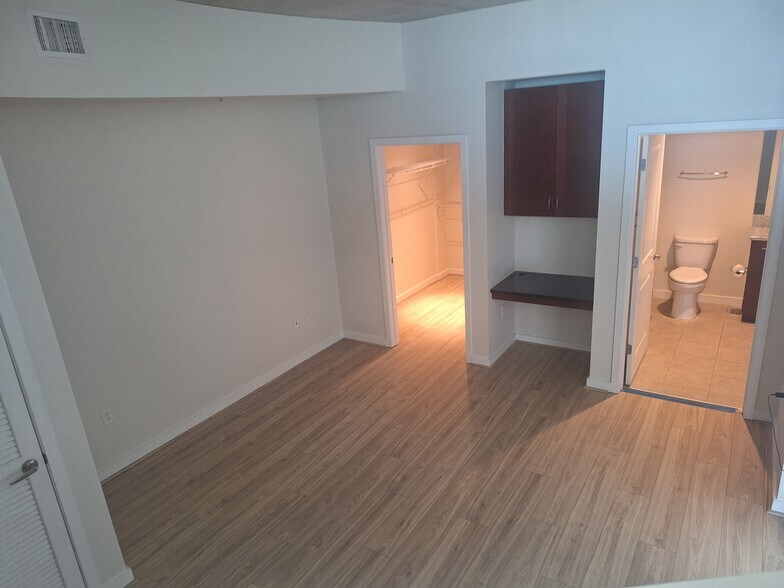 Bedrooom, Closet, Desk, Bathroom - 777 N Ashley Dr