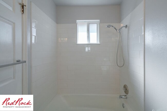 Building Photo - Bright & Spacious 3-Bed, 2-Bath Home in Wa...