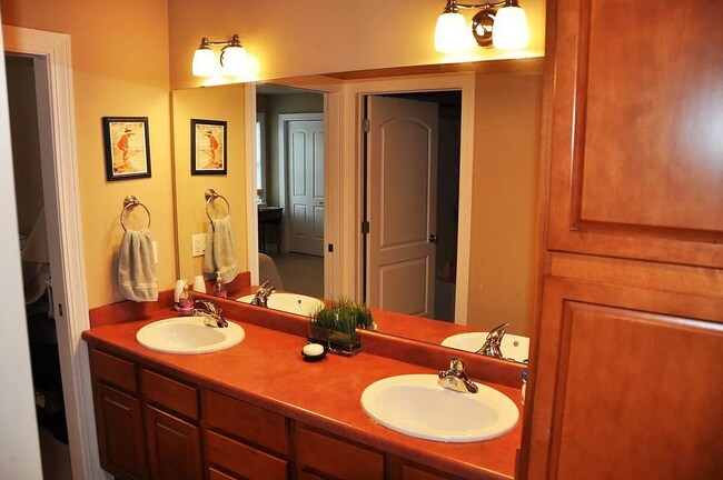 Building Photo - 4627 Sunburst Dr