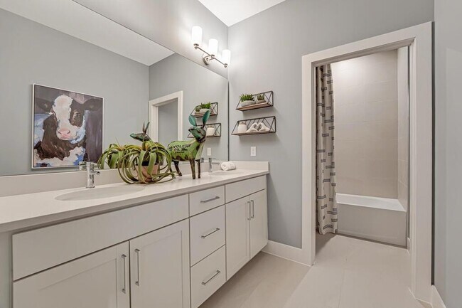 Building Photo - 925 SW Pr Ave