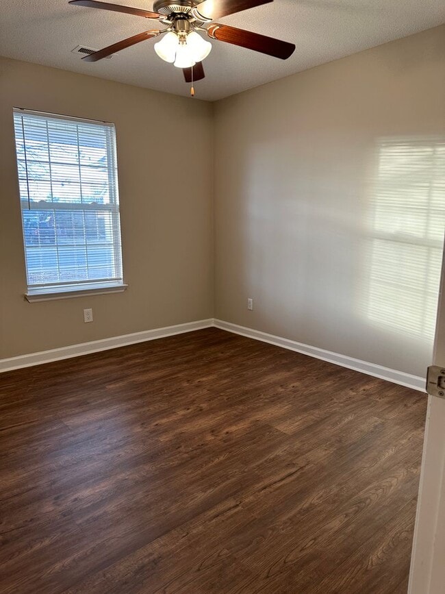 Building Photo - Completely Updated Family Home in Heritage...