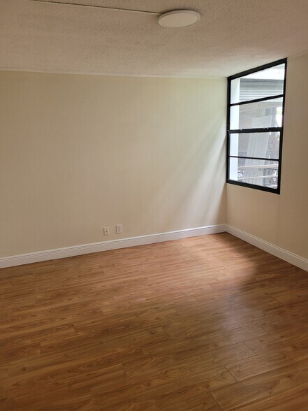 master bedroom - 20400 W Country Club Dr