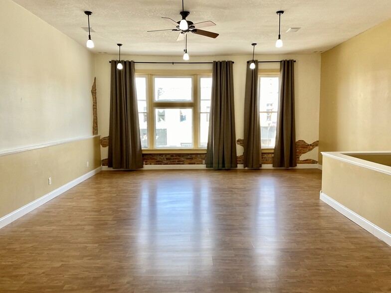 Living room overlooking Main St and Courthouse. 13 Foot ceilings! - 104 S Main