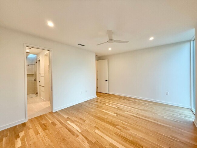 Building Photo - **OFFERING REFUNDABLE APPLICATION FEES & $300 MOVE IN PROMOTION** Beautiful 3BD, 3.5BA Downtown R...
