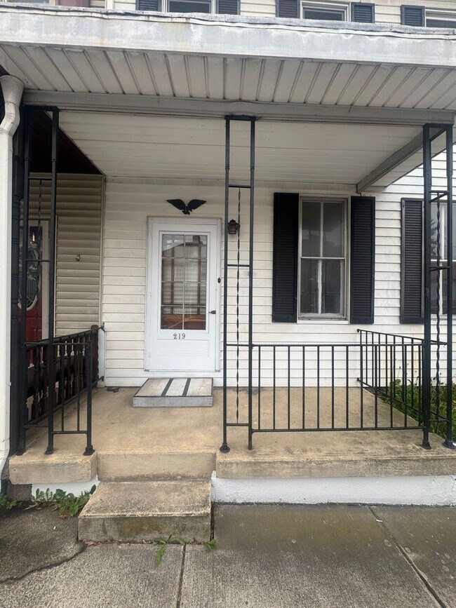 Building Photo - 4 Bedroom 2 Bath House, Yard-Halifax