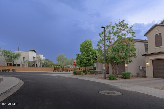 Building Photo - 6523 E Bluefield Ave