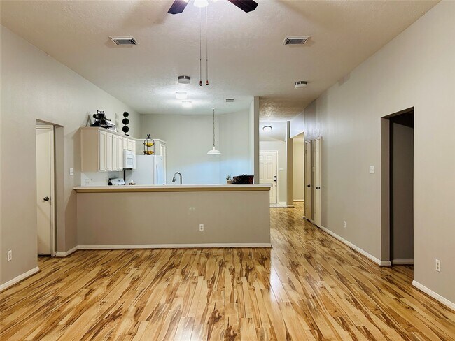 Building Photo - 1404 Helmsley Dr