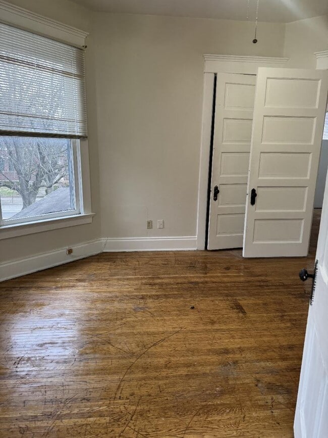 Building Photo - 1322 E Spring St