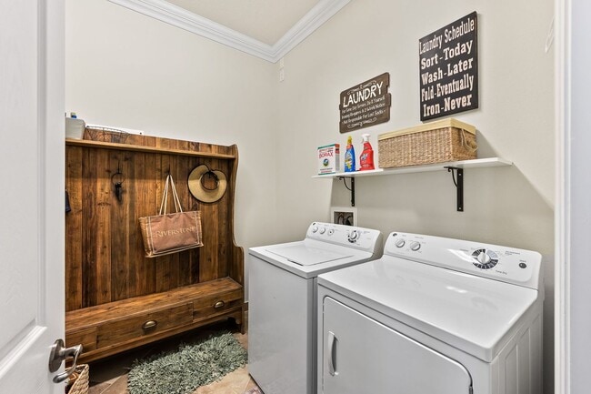 Building Photo - Furnished 3 Bedroom Luxurious Single Famil...