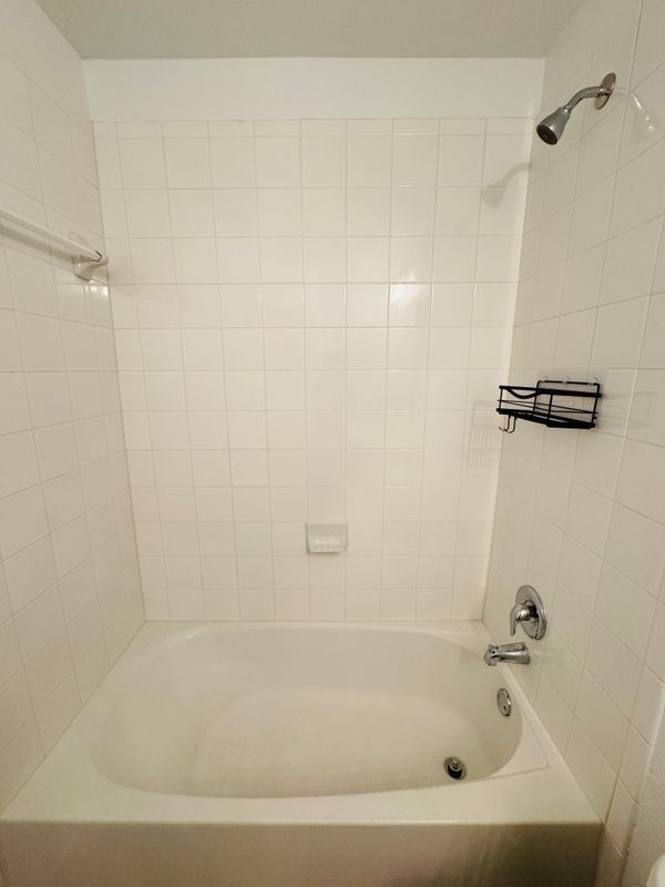 Building Photo - 402 Crater Lake Dr