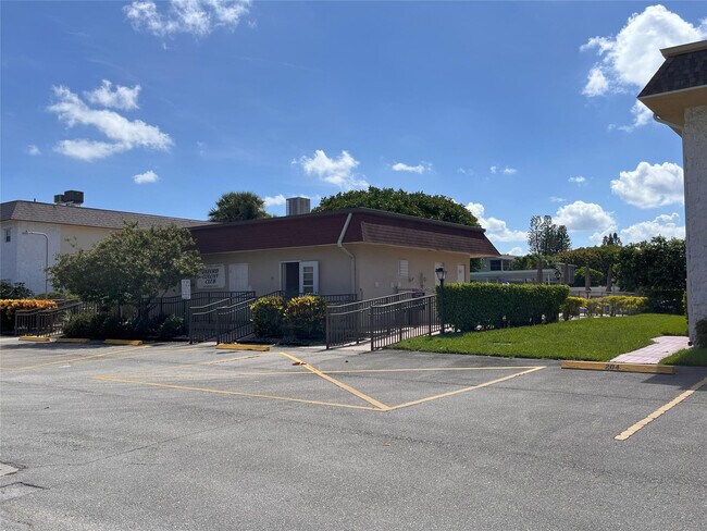 Building Photo - 212 Oxford 400