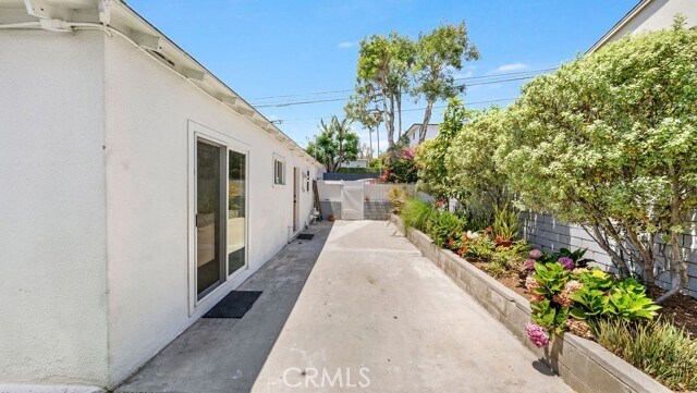 Building Photo - 708 S Redondo Ave