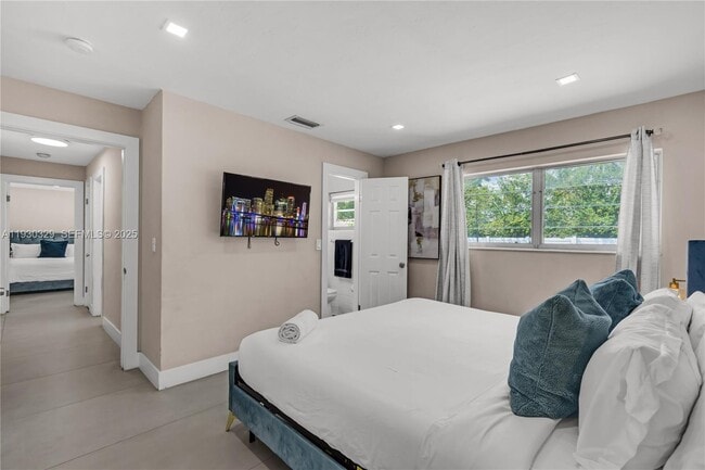 Building Photo - 2217 NW 4th Ave