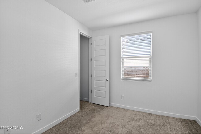 Building Photo - 2555 W Sunland Ave