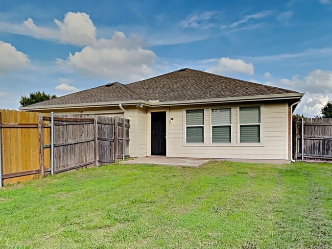 Building Photo - Charming 3-Bed, 2-Bath Home in Dallas with Garage Parking