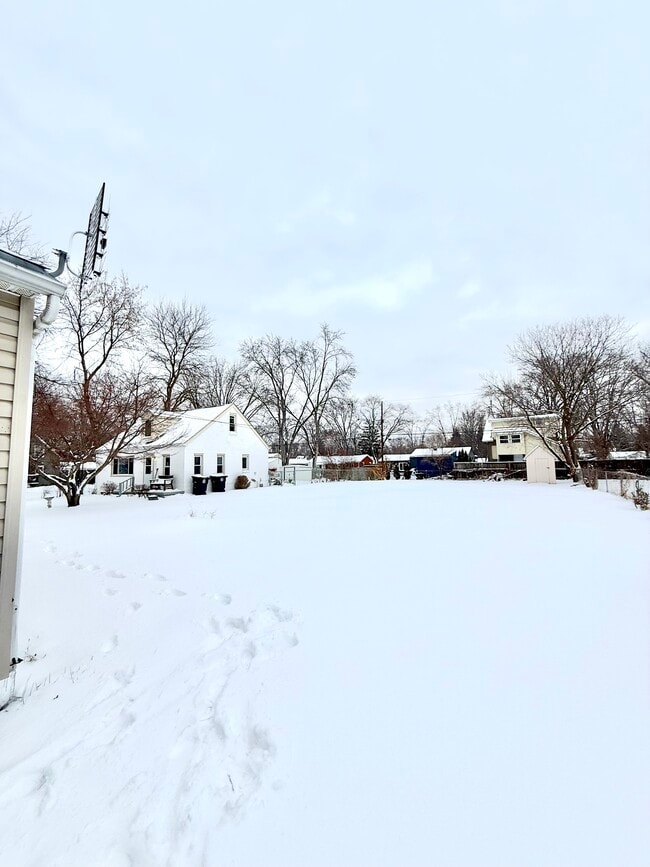 Building Photo - 18288 Deering St