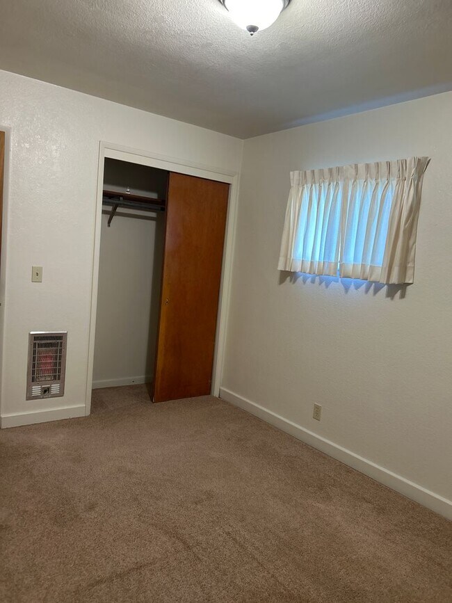 Building Photo - Cute 2 bedroom house