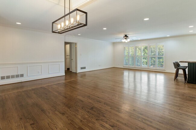 Building Photo - Mountain Brook Living: 3BR Main, Hardwoods...