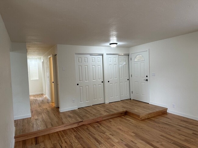 Building Photo - Beautifully updated 3 bedroom, 1 bath hous...