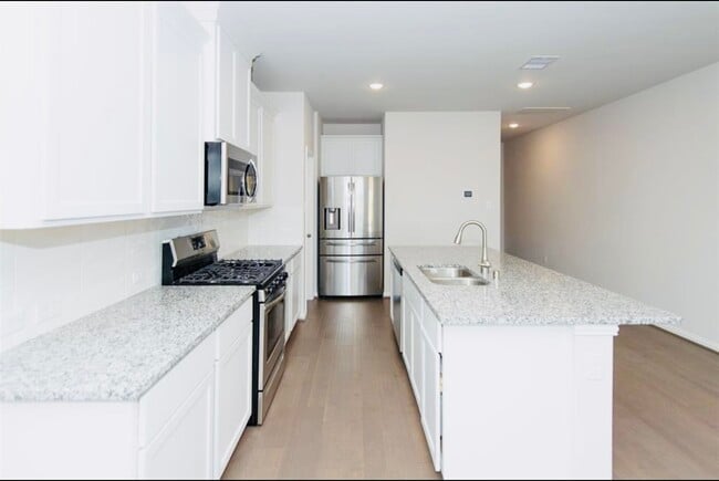 Building Photo - 27930 Western Crk Ct