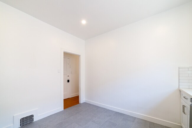 Building Photo - 246 S Sycamore Ave