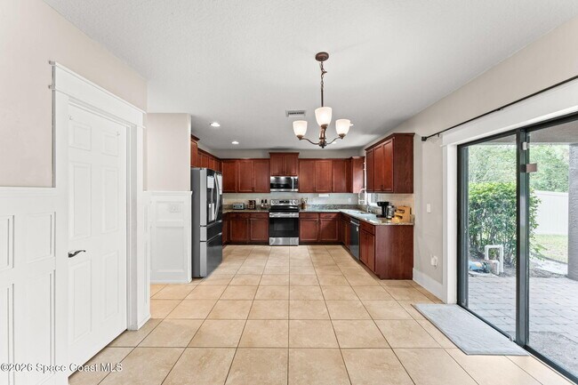 Building Photo - 553 Trymore Dr SE