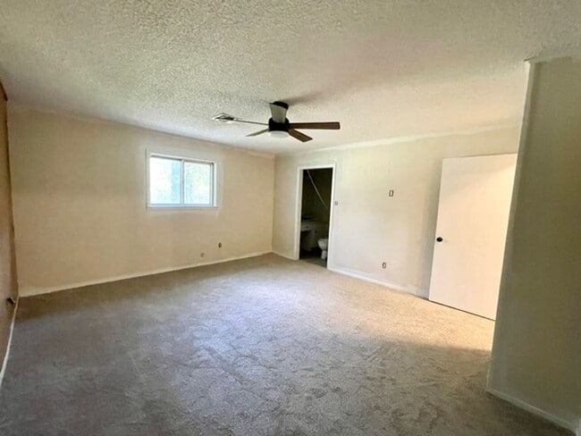 Building Photo - Quiet Community Living in Elm Mott