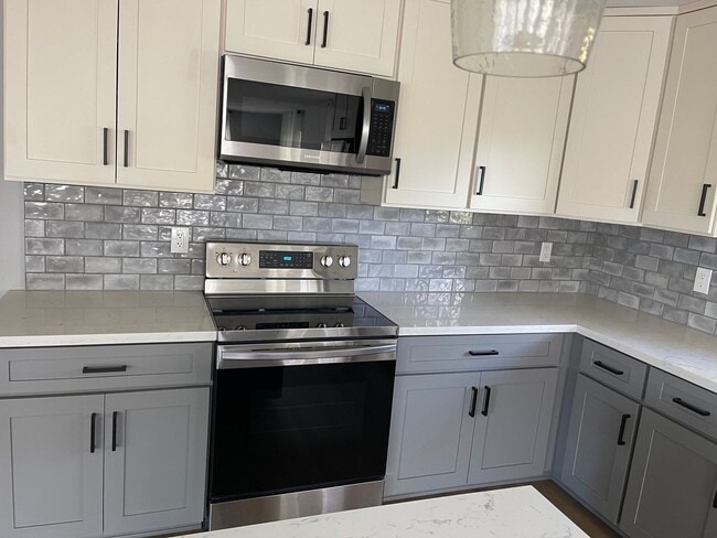 Building Photo - 2745 Puu Hoolai St