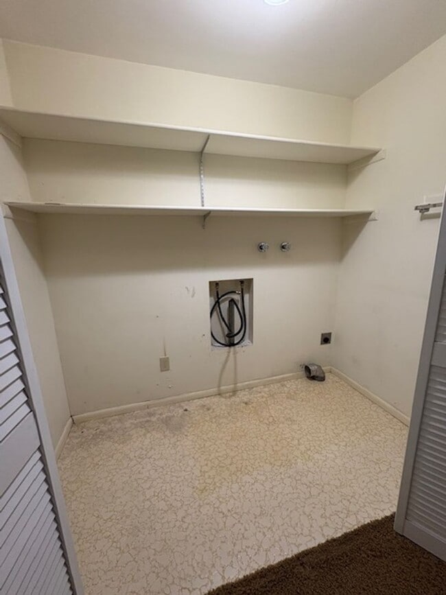 Building Photo - Single-family Home with 2 bedrooms and an office.