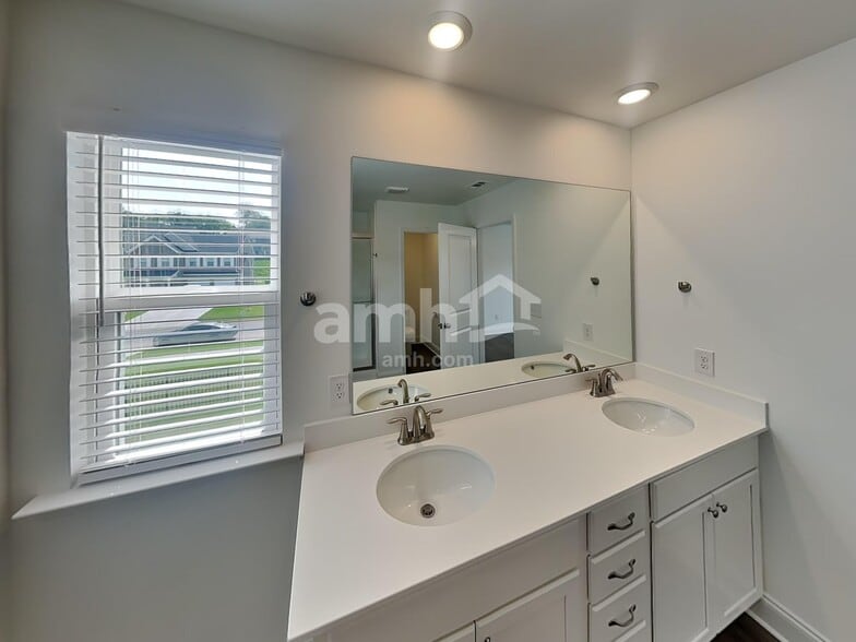 Building Photo - 204 Argea Dr