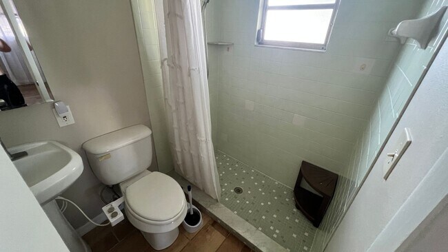 Building Photo - Waterfront, 2 bed 2 bath with boat dock an...