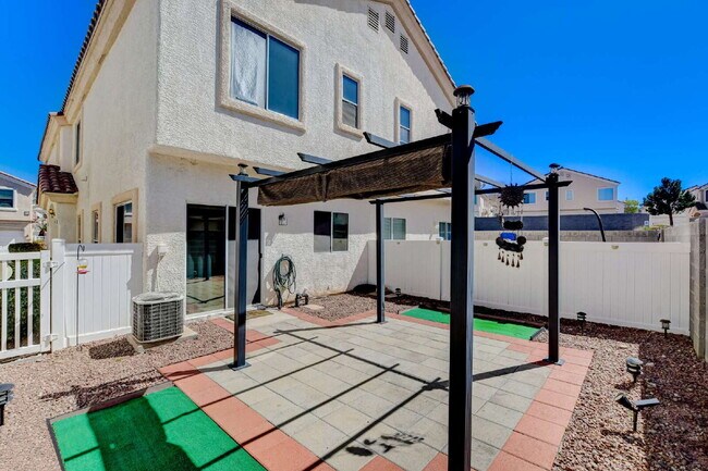 Building Photo - "Charming 2-Bedroom Townhouse Retreat with 2.5 Baths in South Henderson -with Backyard “