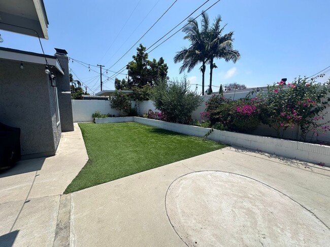 Building Photo - Spacious 3 Bed 3 Bathoom in Long Beach