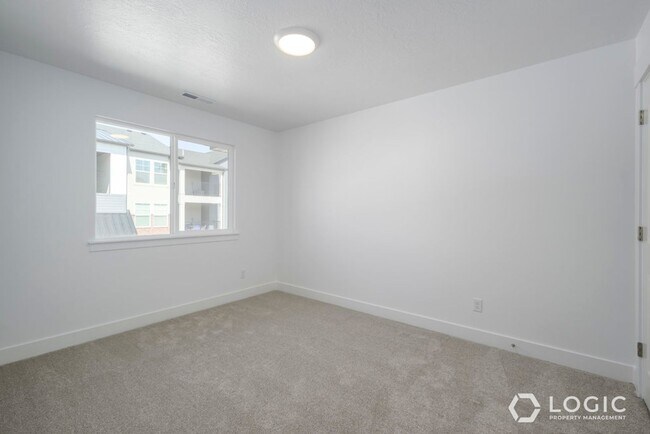 Building Photo - Brand New Beautiful Townhome in Riverton!