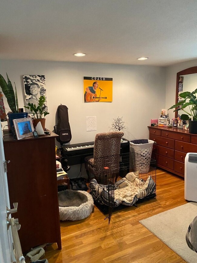 Building Photo - Charming 1 Bedroom