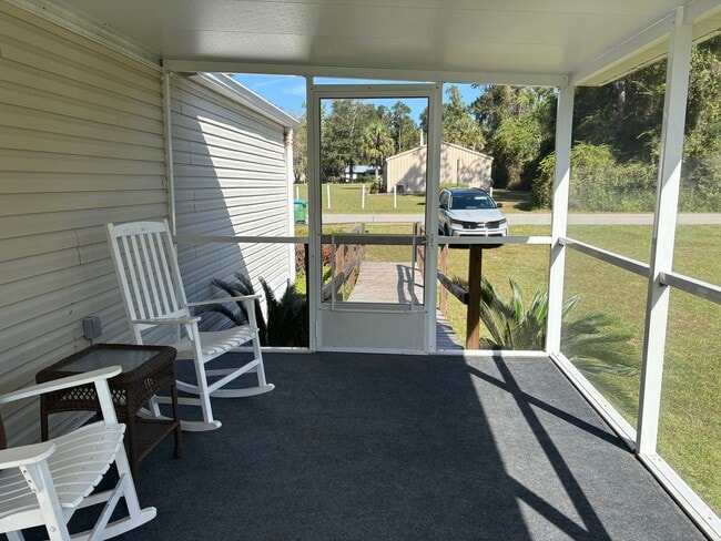 Building Photo - 3 Bedroom in Crawfordville Available Now!