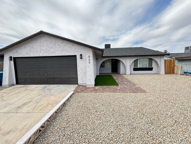 Building Photo - Beautiful 3Bed/2Bath Home located in South...