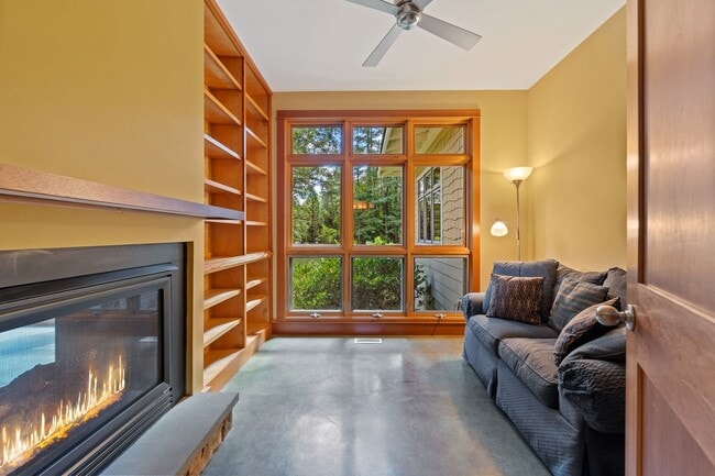 Building Photo - 817 Oasis Dr